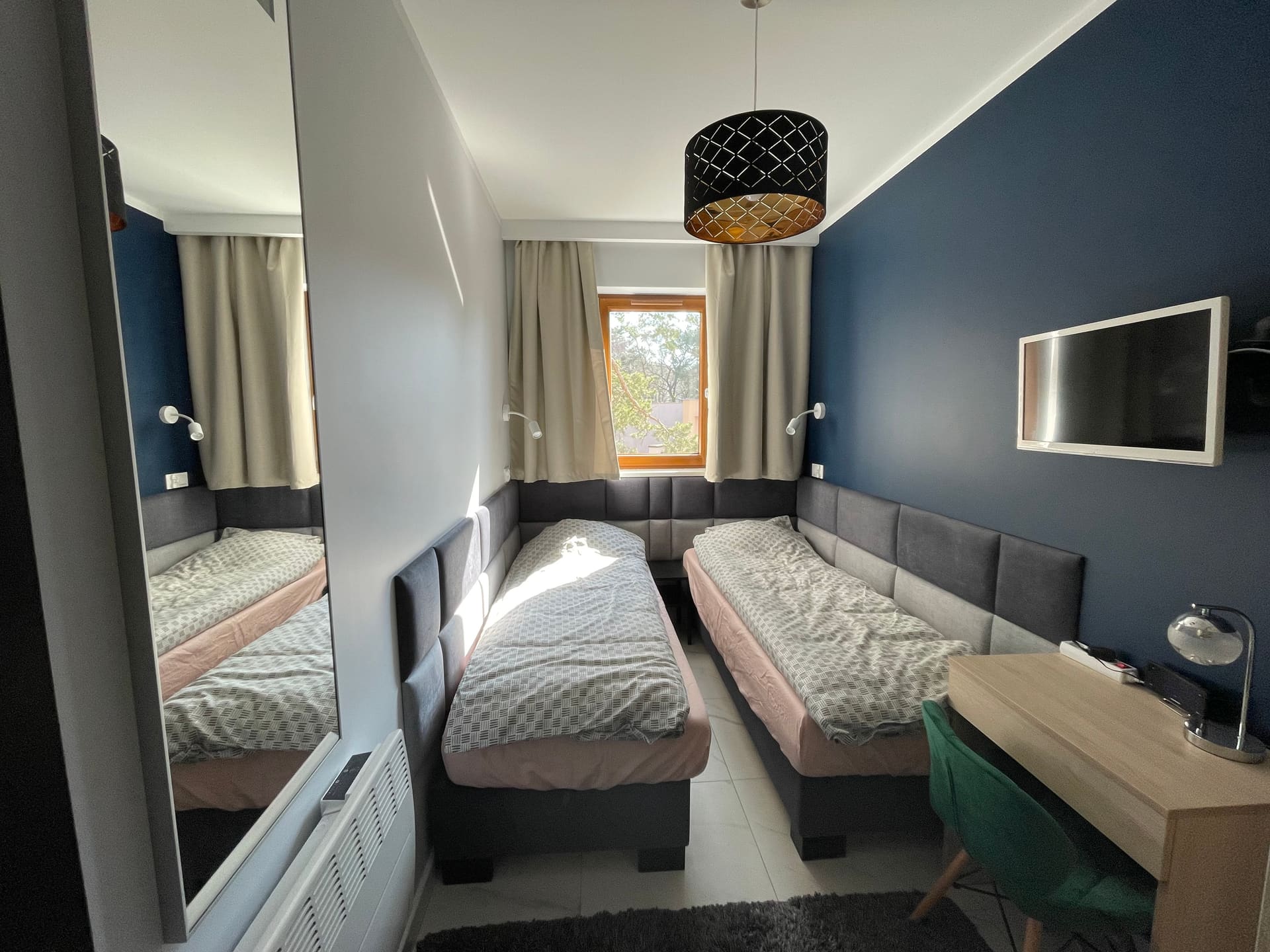 Sypialnia w Apartamencie Lawendowym z dwoma pojedynczymi łóżkami